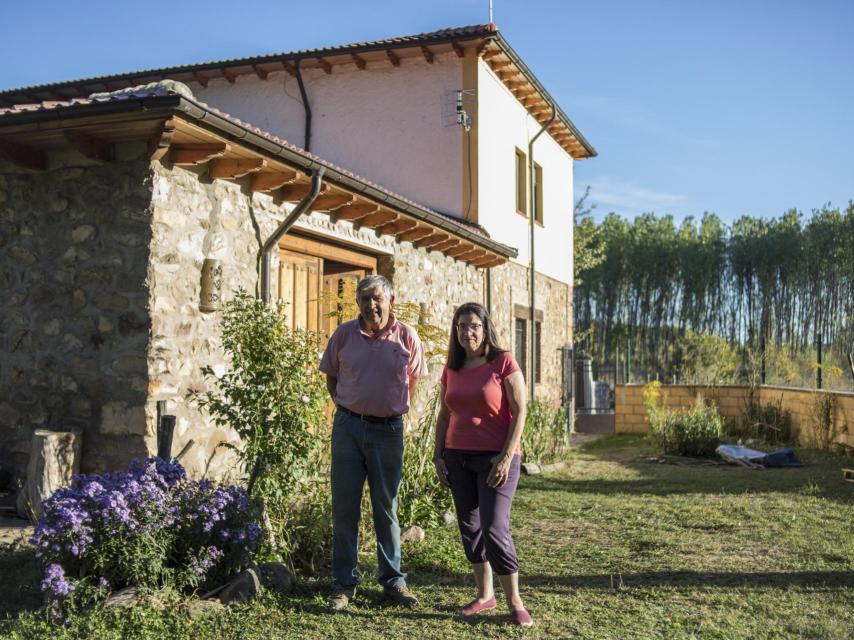 Donato y Carmen pasan los veranos en La Mata de Curueño.