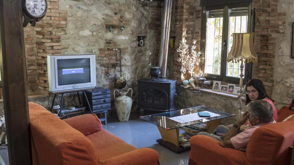 En casa de Donato y Carmen, intentando sintonizar la televisión.