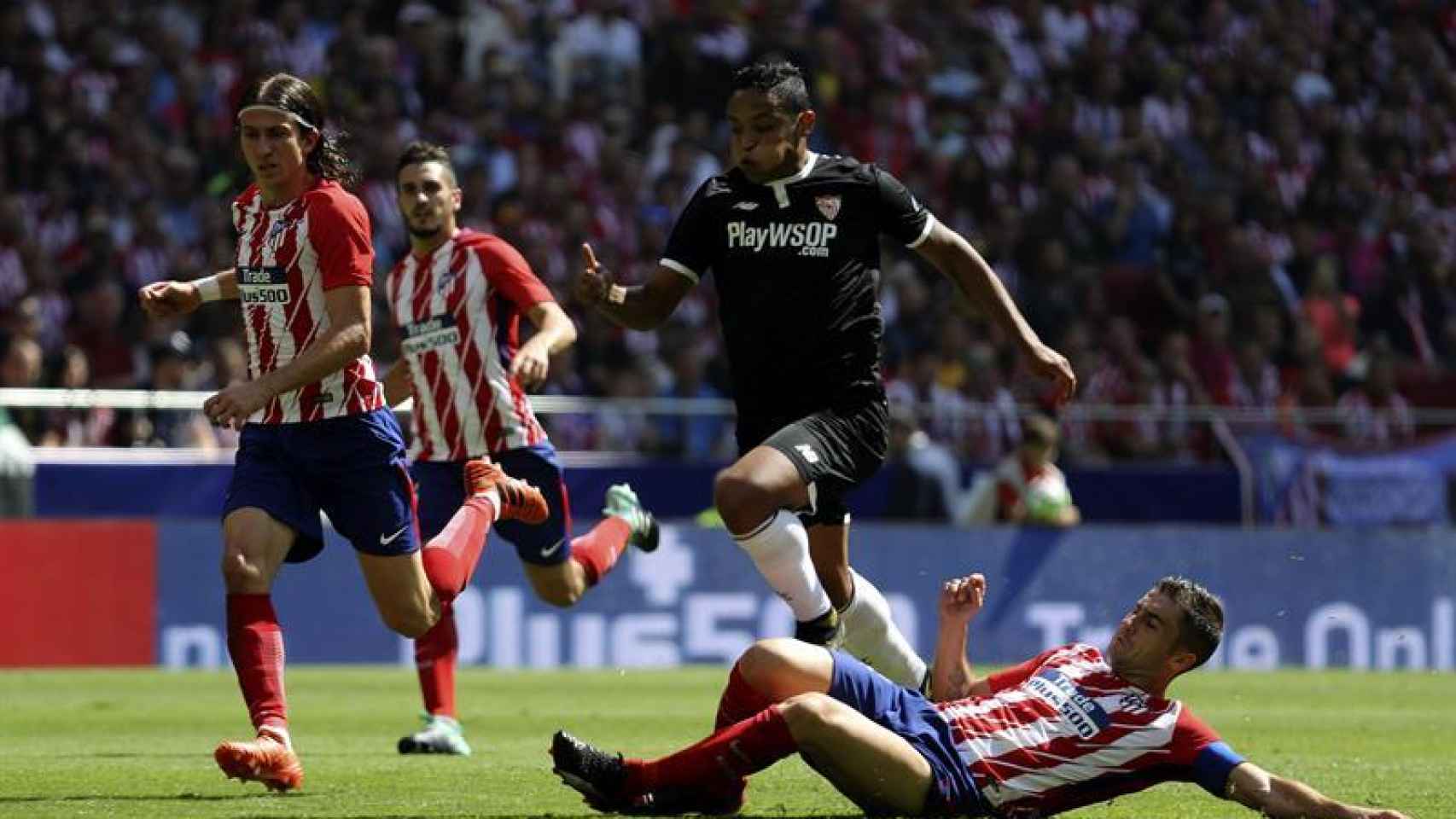Gabi roba la pelota durante el partido contra el Sevilla.