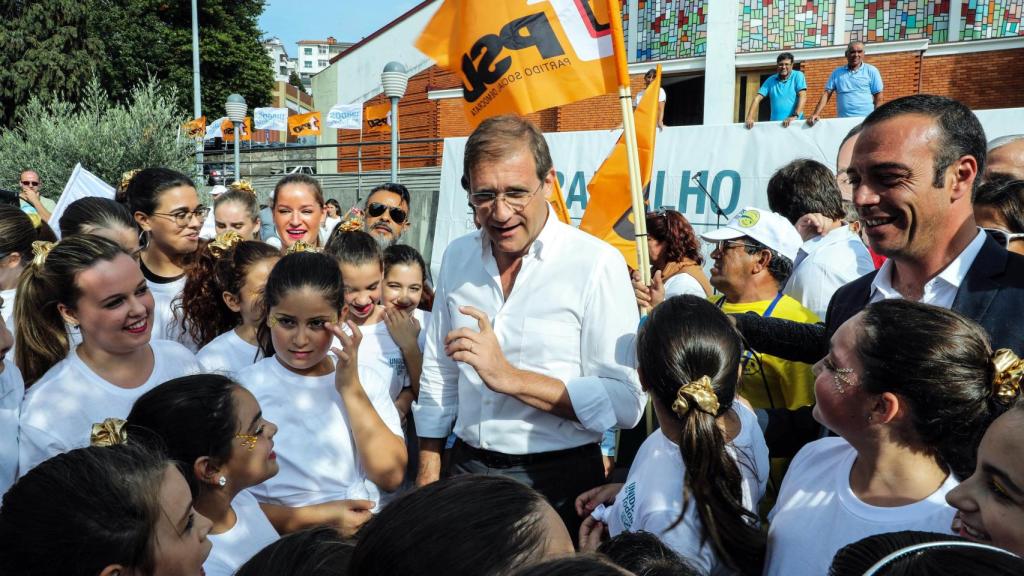 Passos Coelho en un momento de la campaña por las municipales. / EFE