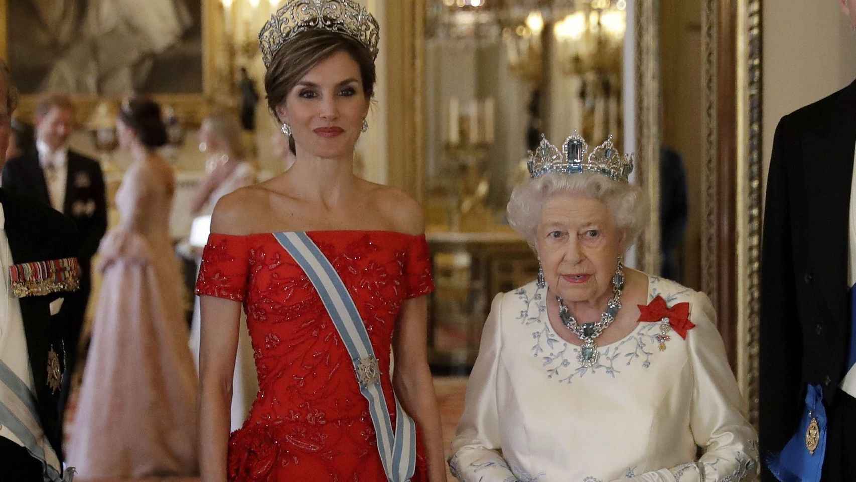 Letizia con la reina de Inglaterra durante su visita oficial.