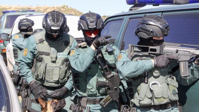 Miembros del Grupo de Acción Rápida de la Guardia Civil, en plena operación