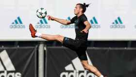 Bale intenta controlar el balón