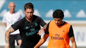 Sergio Ramos y Vallejo disputando el balón