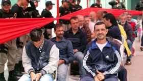 Entrega de los presos españoles por parte de las autoridades peruanas.