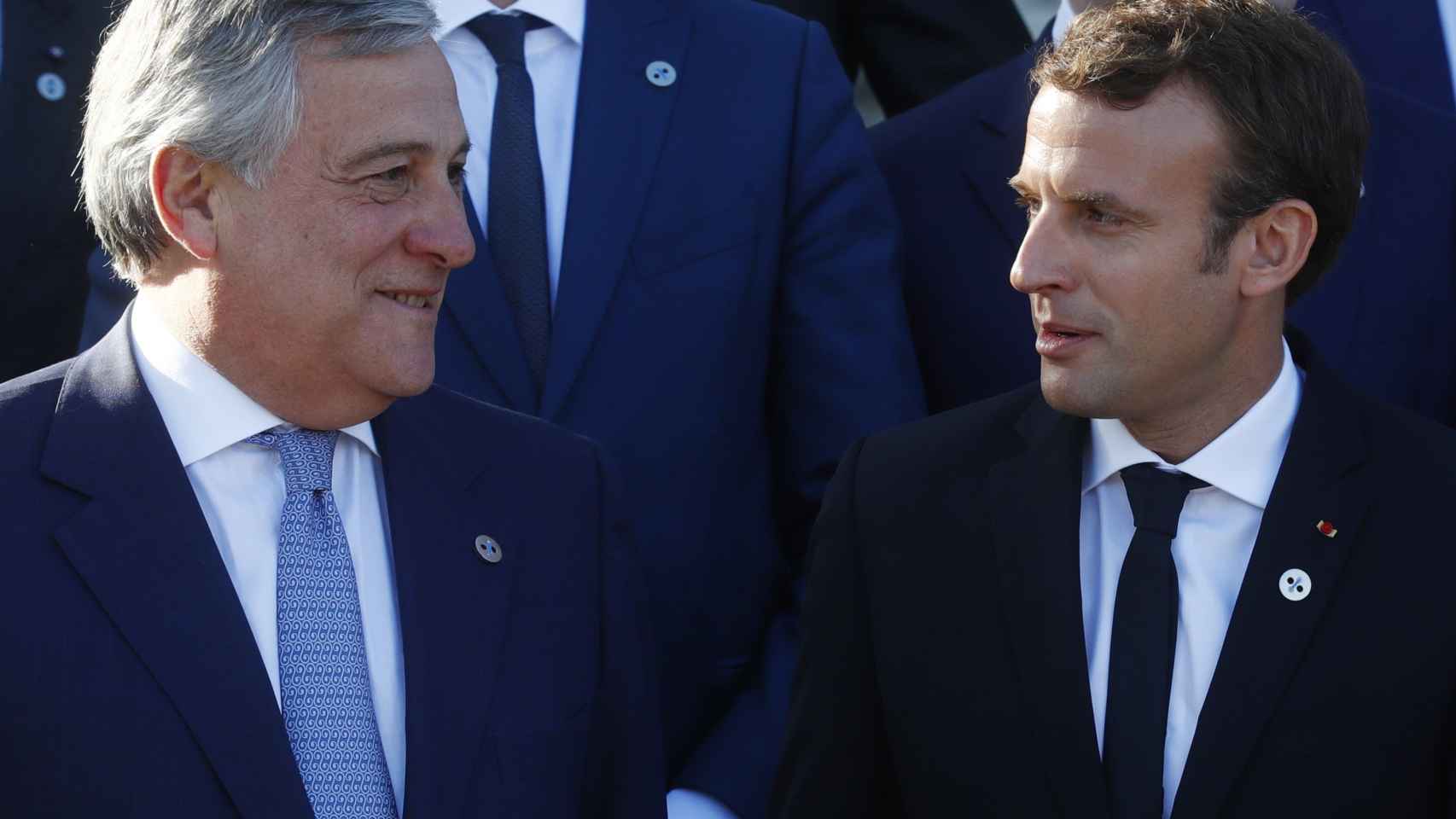 Tajani conversa con Macron durante la cumbre de Tallinn