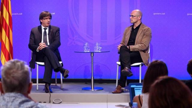 El presidente Carles Puigdemont y el consejero de Asuntos Exteriores de la Generalitat, Raül Romeva.