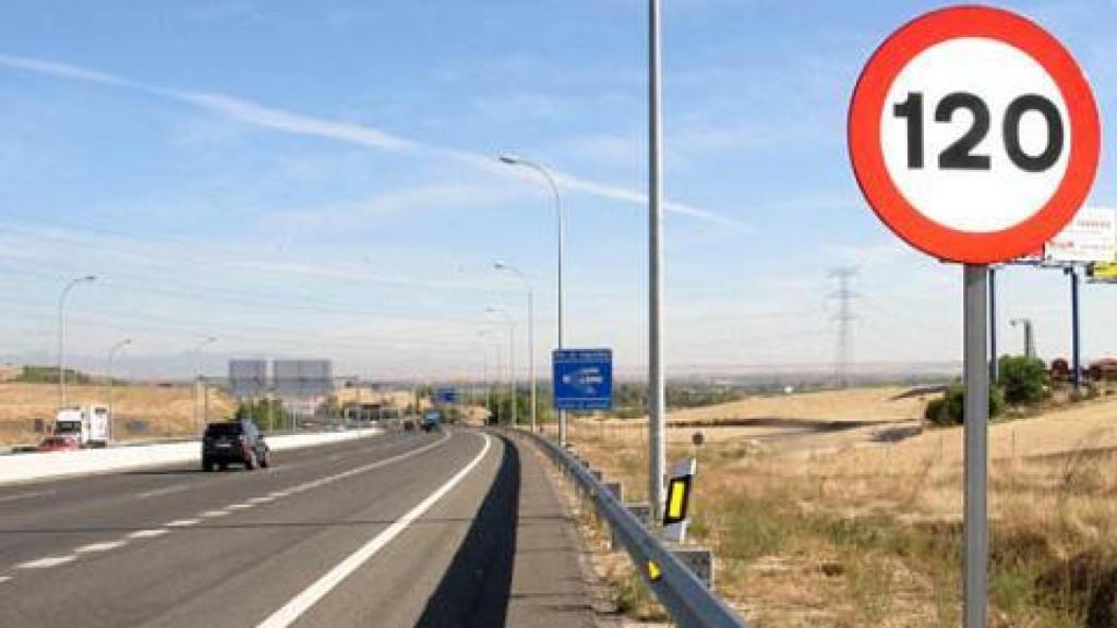 Carretera limitada a 120 kilómetros / hora