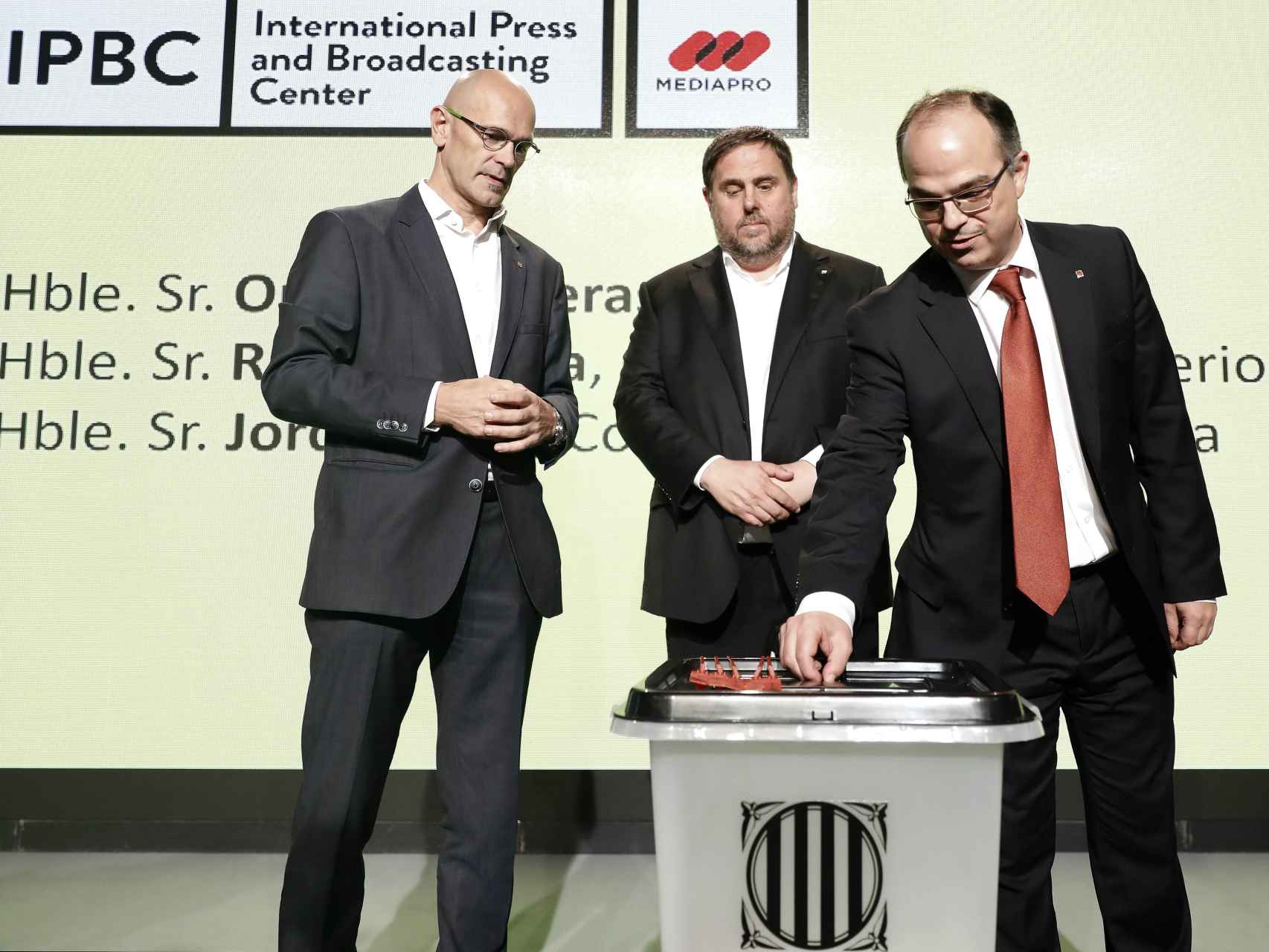 Raül Romeva, Oriol Junqueras y Jordi Turull, durante la presentación de las urnas del referéndum.