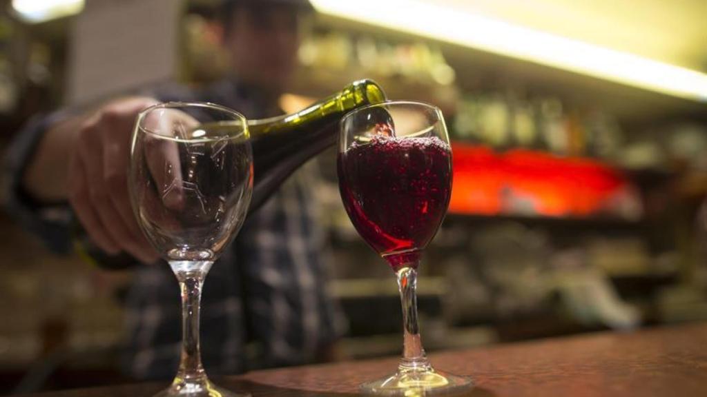 Un camarero sirve una copa de vino, en una imagen de archivo.