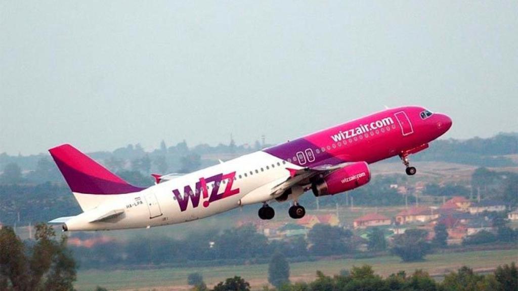 Un avión de la húngara Wizz Air en maniobras de despegue.