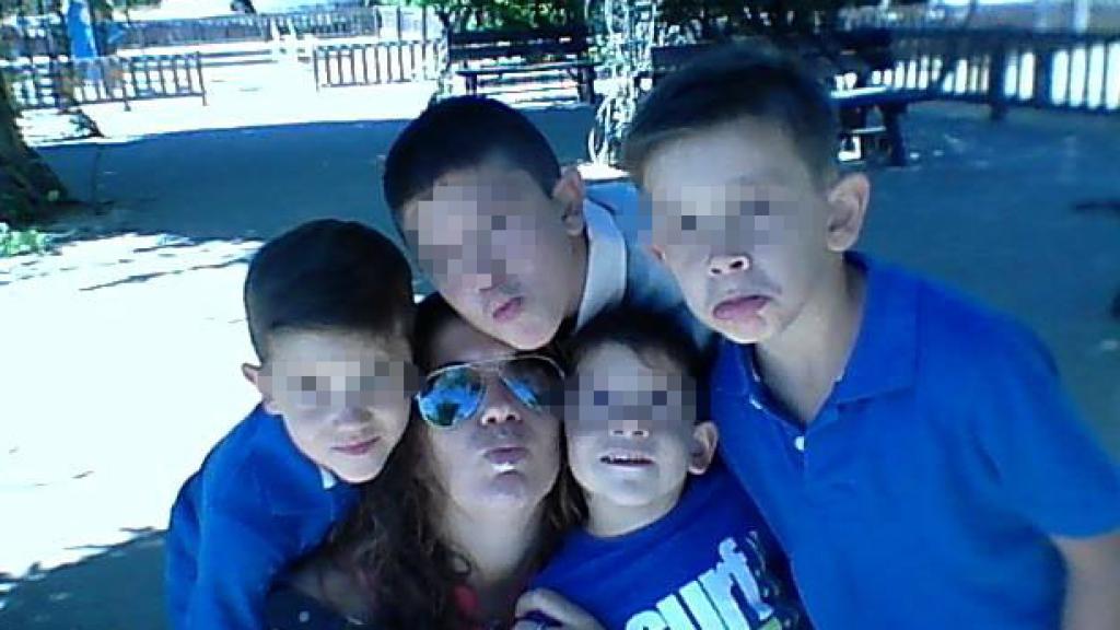 María del Rocío junto a sus cuatro hijos en un parque