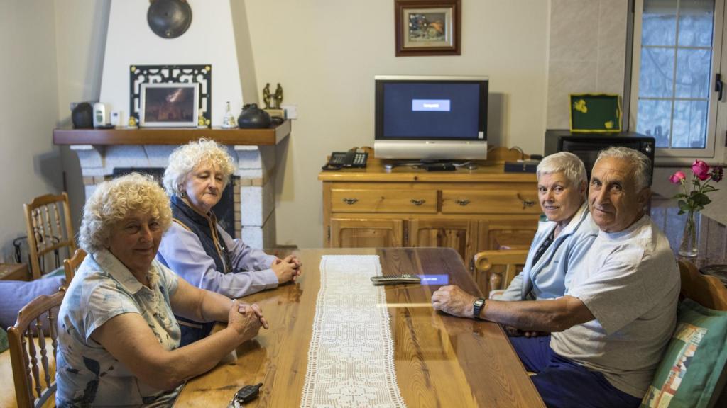 Los vecinos de los pueblos, ante un televisor que, evidentemente, no funciona.