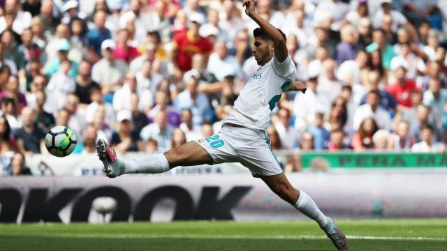 Asensio trata de controlar la pelota.