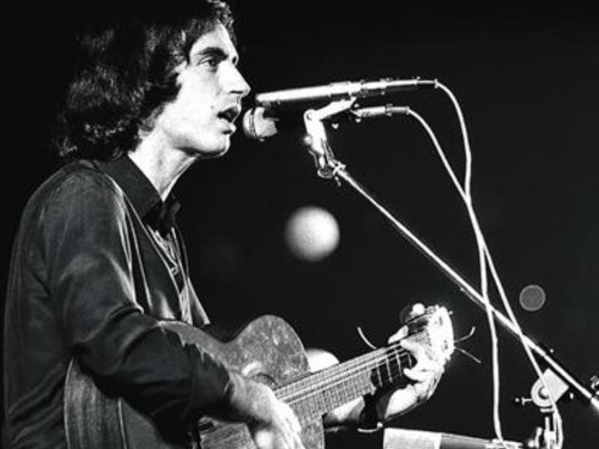 Lluís Llach en concierto, en 1976, en el Palau dels Esports de Barcelona.