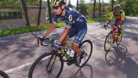 Esteban Chaves antes de sufrir la caída en el Giro de la Emilia.