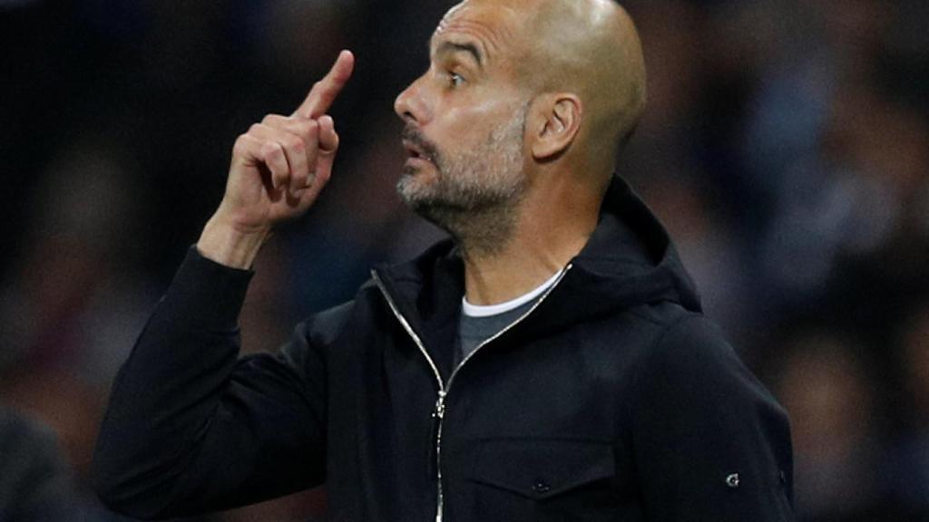 Pep Guardiola da instrucciones durante un partido del City.