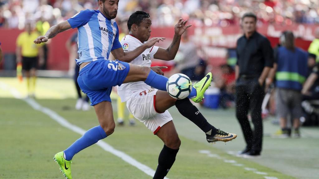 Miguel Torres y Luis Muriel durante el Sevilla-Málaga.