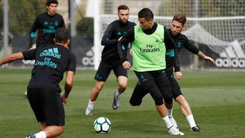 Cristiano Ronaldo y Ramos peleando por un balón.