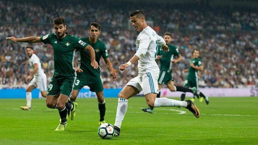 Cristiano, rodeado de los jugadores del Betis. Foto: Pedro Rodríguez / El Bernabéu