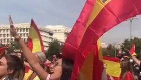Manifestantes en Cibeles cantan el 'Cara al Sol'