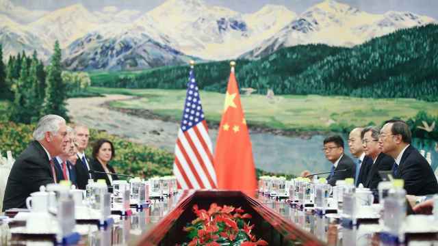 Reunión en Pekín entre la delegación estadounidense, comandada por Tillerson, y ministros chinos.