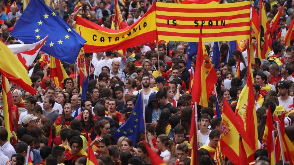 Conjunto de banderas durante una manifestación.