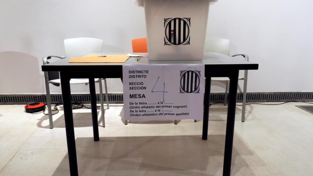 Una urna y una mesa preparada para iniciar la votación.