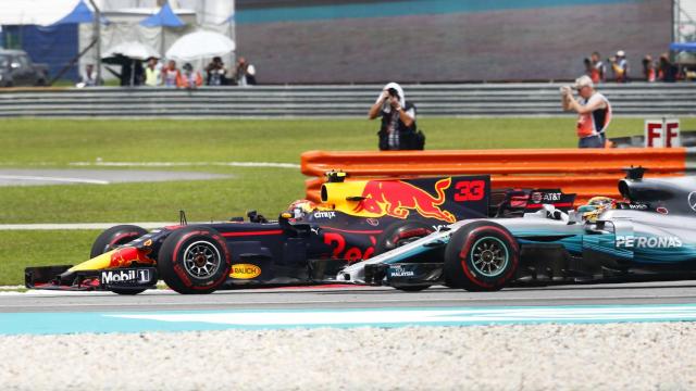 Verstappen pasa por delante de Hamilton.