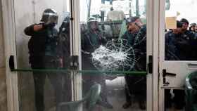 Imagen de la Guardia Civil rompiendo el cristal de Sant Julia de Ramis.