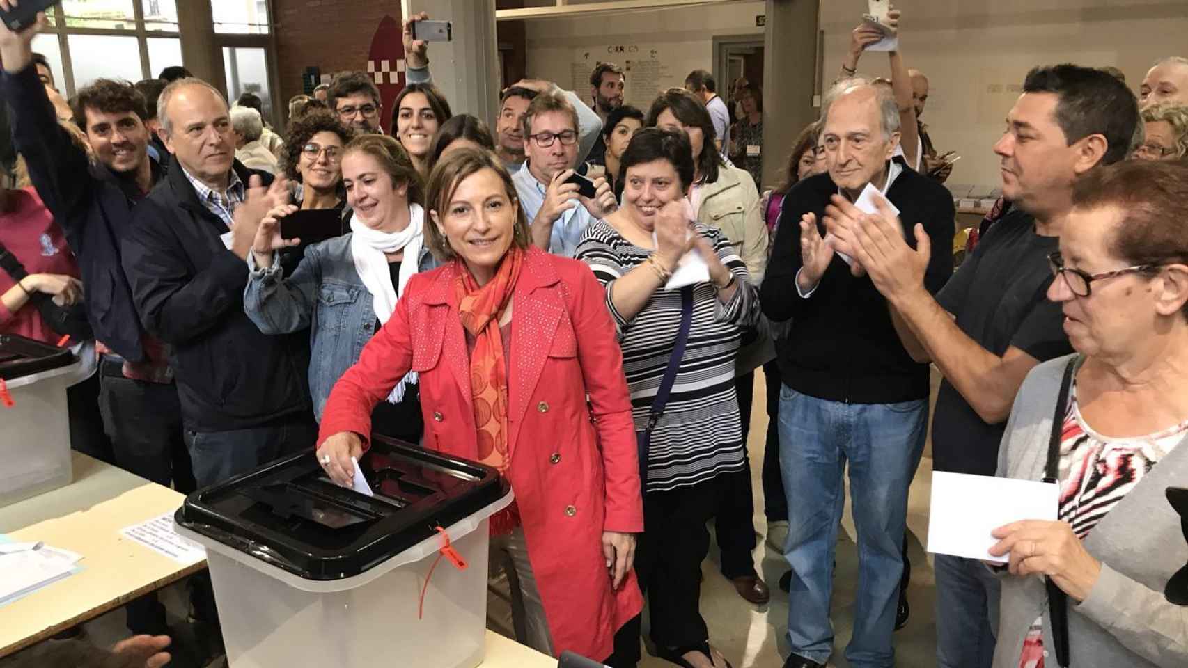 Carme Forcadell, votando en Sabadell.
