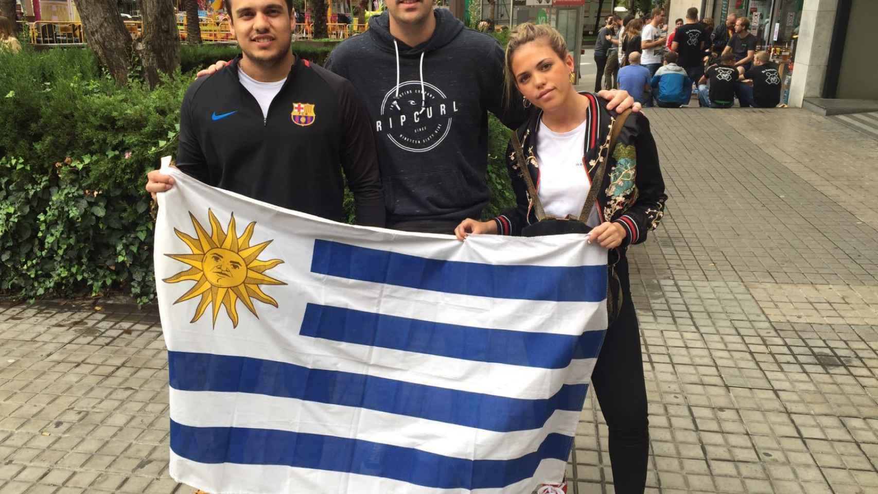 Tres aficionados de Uruguay que no han podido entrar al Camp Nou.