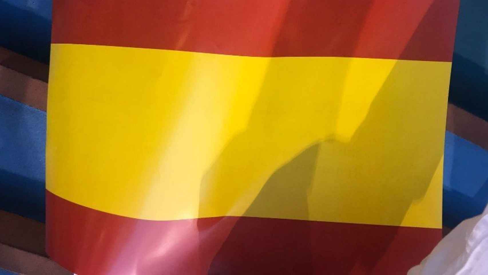 Bandera de España repartida en el Santiago Bernabéu.