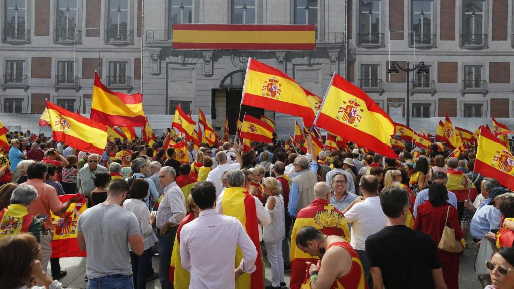 Manifestantes en la Puerta del Sol con banderas republicanas