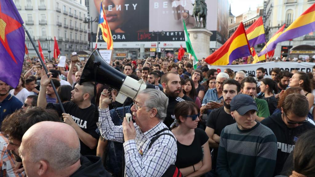 Algunas banderas republicanas en la concentración a favor del referéndum