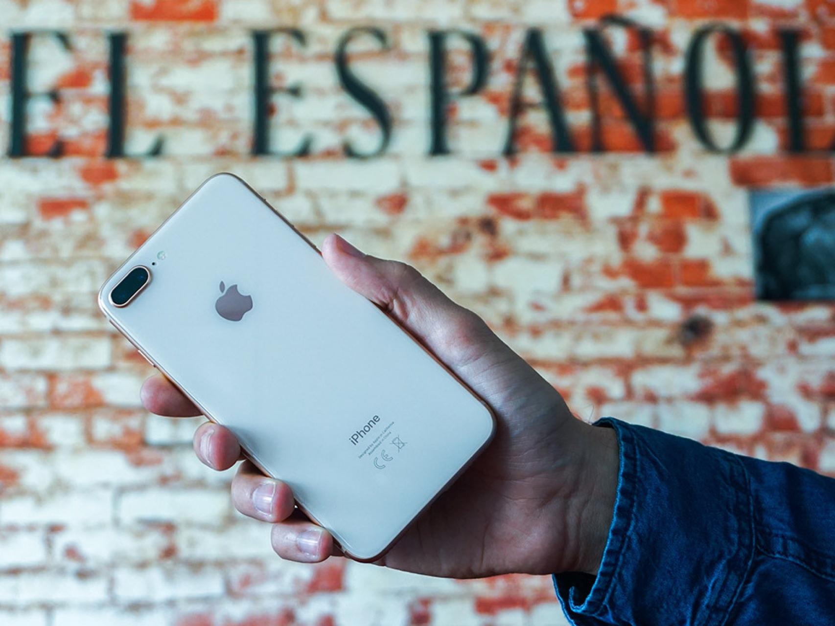 Cargar el iPhone y conectar auriculares a la vez: Apple ya vende el  adaptador que necesitas