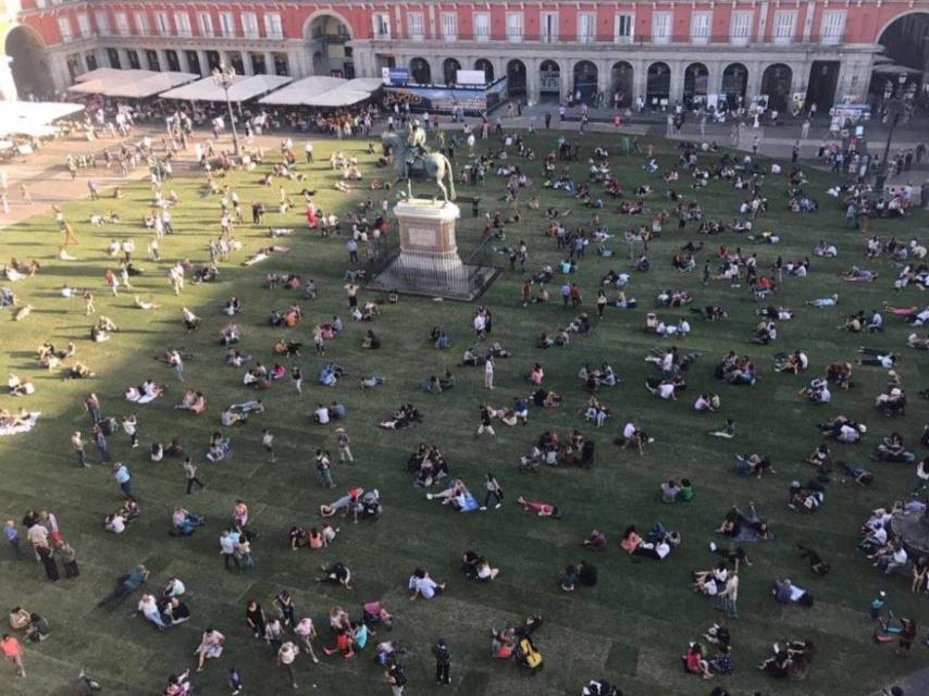 La Plaza Mayor con el césped de SpY. Foto publicada por el concejal Jorge García Castaño.