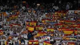 Banderas de España en el Santiago Bernabéu.
