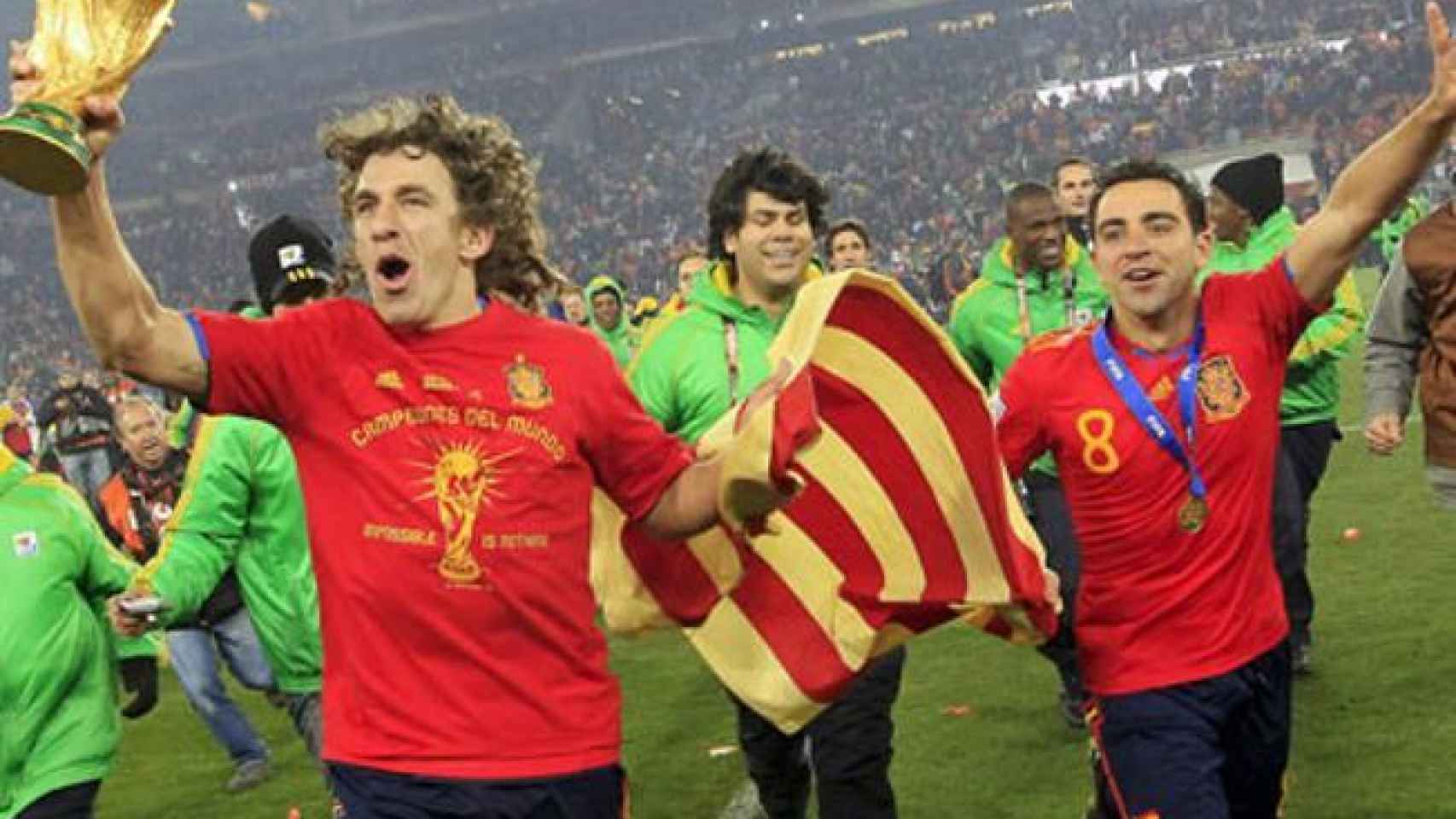 Xavi y Puyol celebran el Mundial con España.