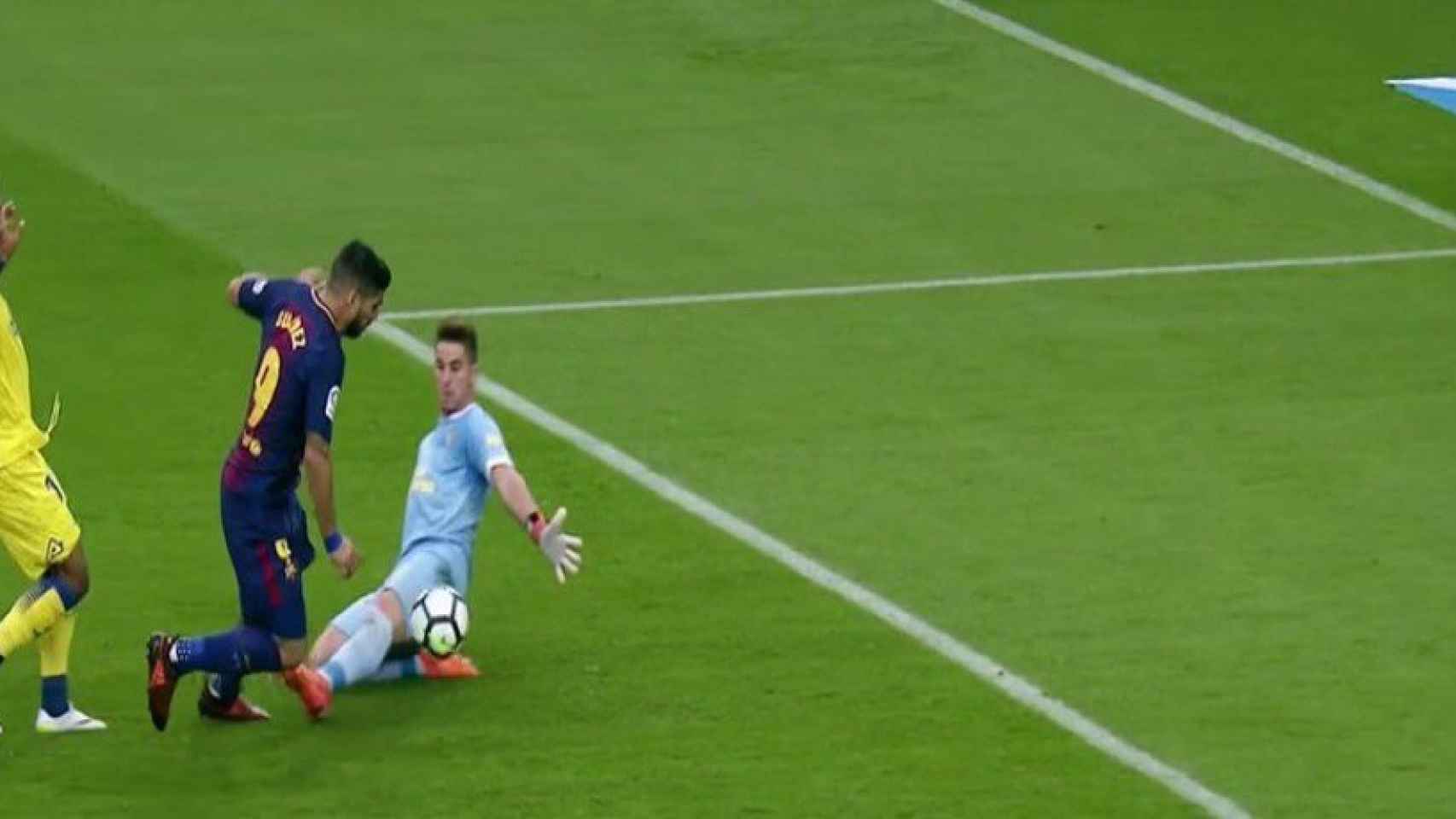 Luis Suárez se tiran simulando penalti. Foto: Twitter (@elchiringuitotv)