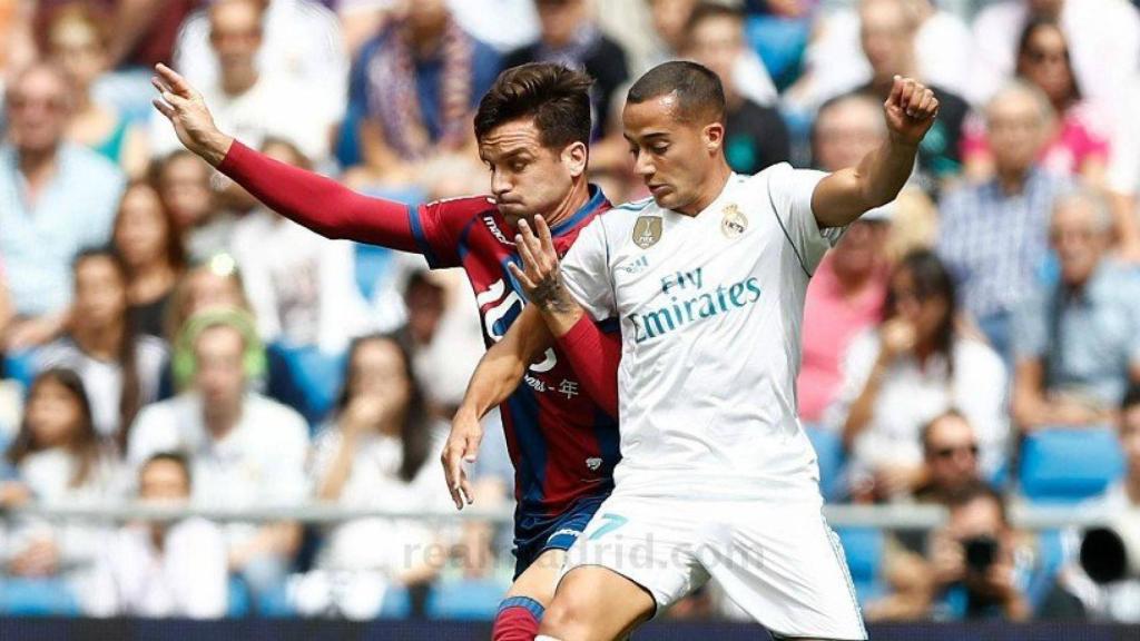 Lucas Vázquez, ante un jugador del Levante