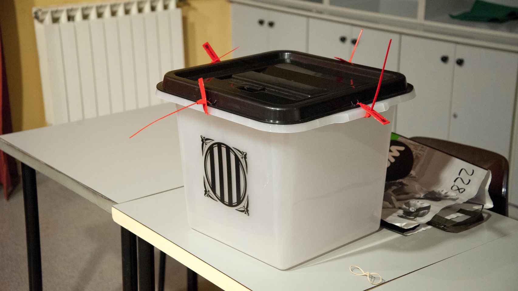 Imagen de una urna en un colegio preparada para votar.