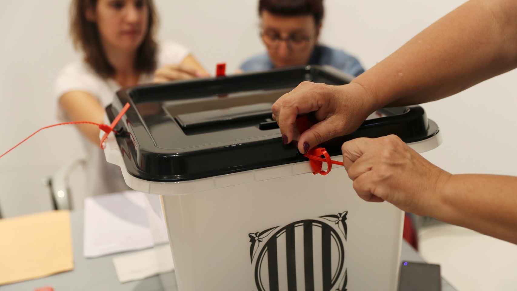 En algunos centros sí se ha conseguido sellar las urnas y votar.
