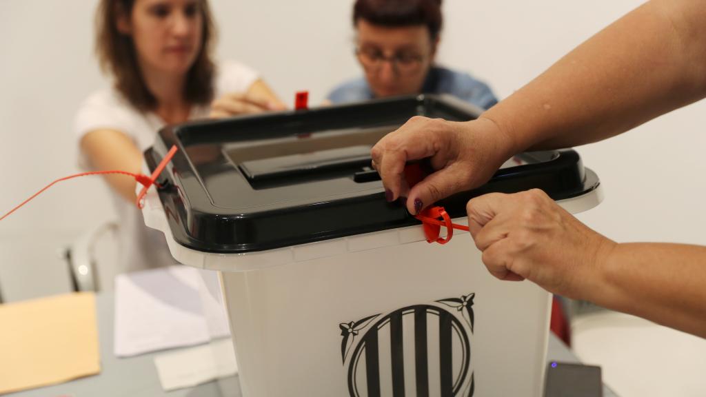Una de las urnas empleadas para la consulta ilegal del 1-O en un colegio de Cataluña.