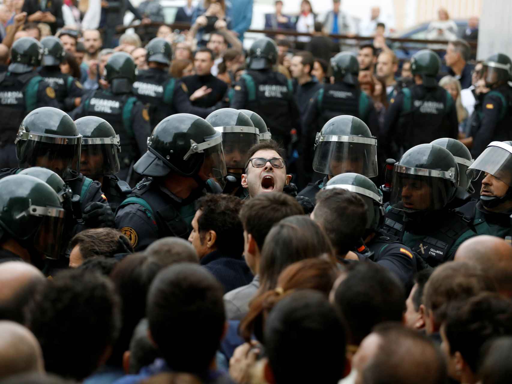 La Guardia Civil y la Policía Nacional intentan evitar que los votantes entren en los centros.