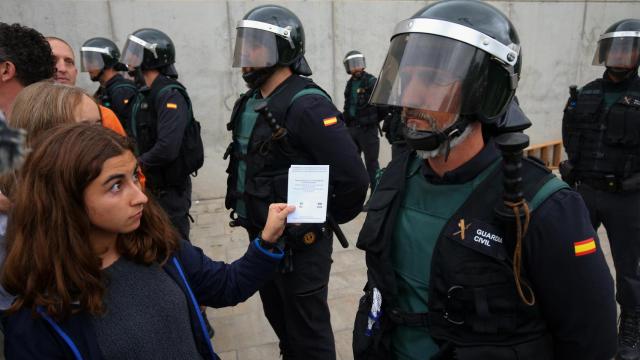 Agentes de la Guardia Civil en Sant Julia de Ramis.