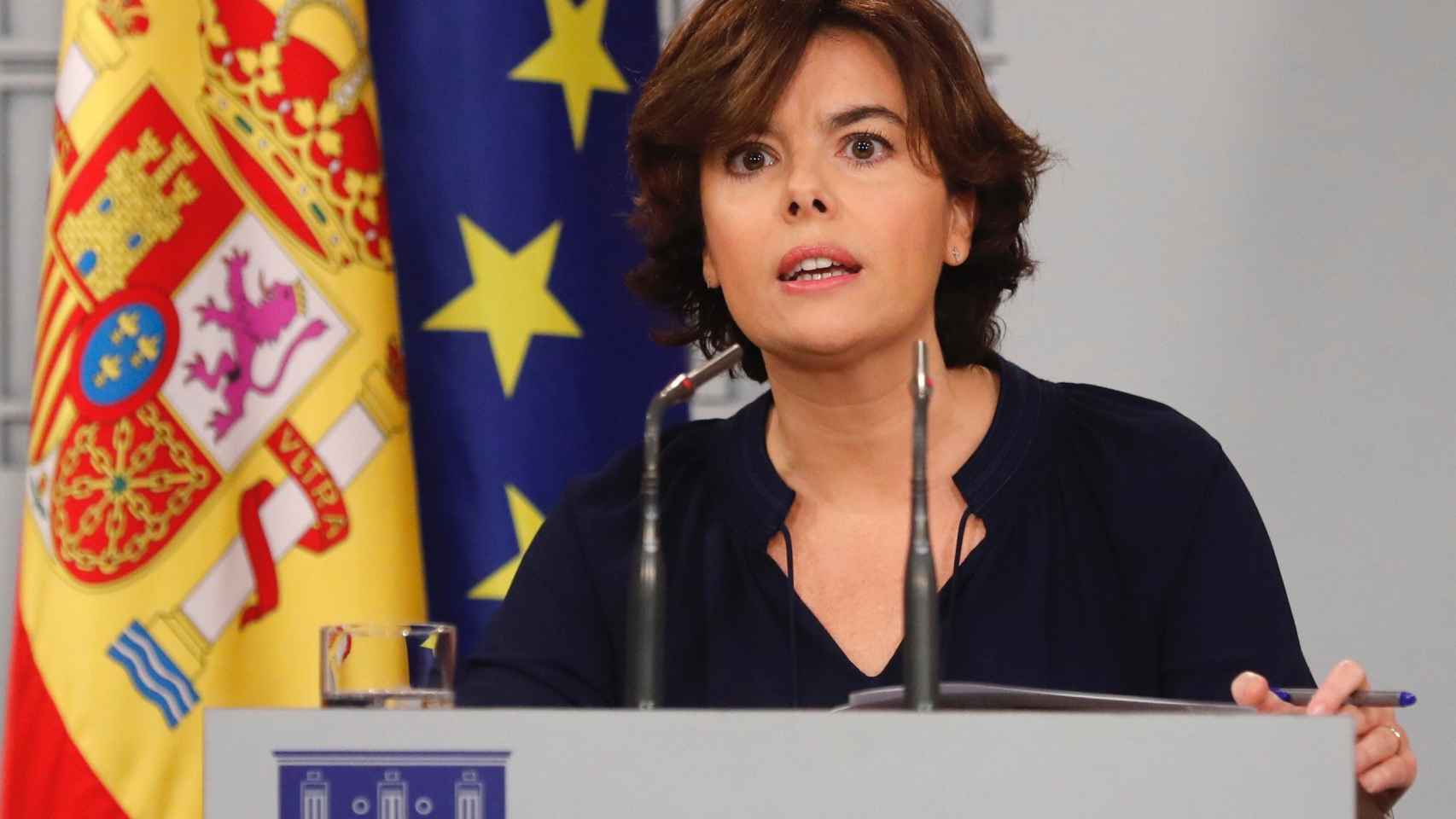La vicepresidenta del Gobierno, Soraya Sáenz de Santamaría, este domingo desde Moncloa.