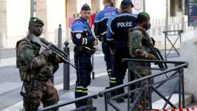 Policías y militares franceses a las puertas de la estación Saint Charles de Marsella.