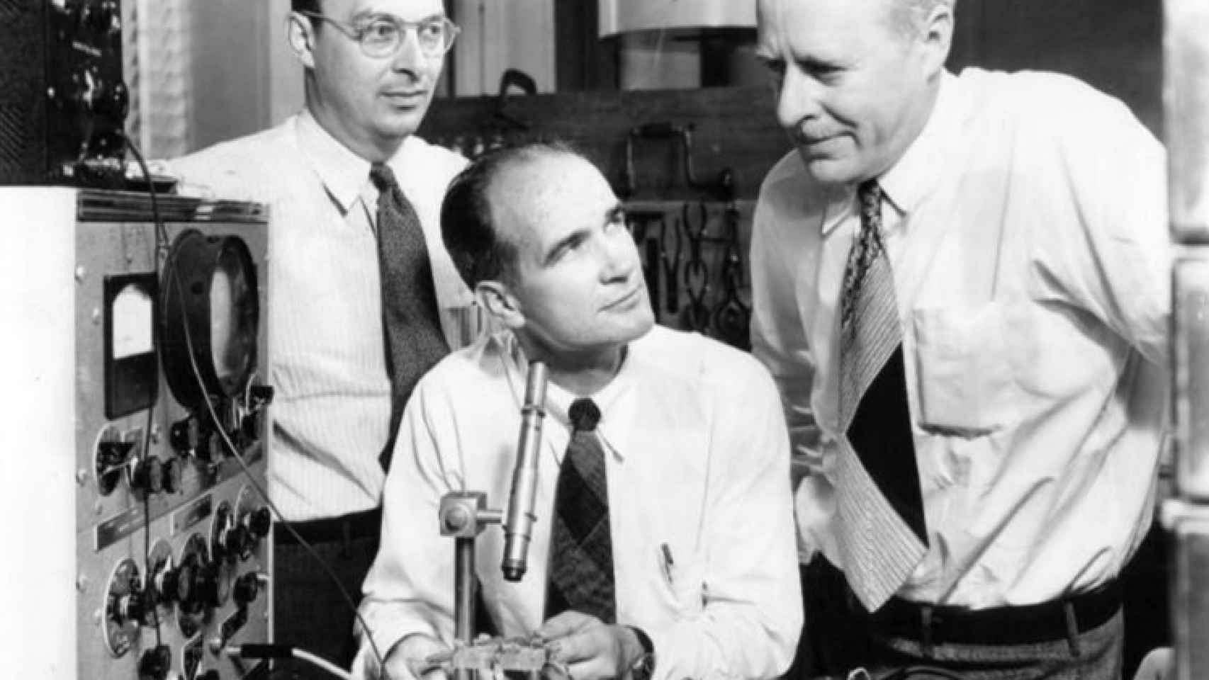 William Shockley, en el centro, entre John Bardeen y Walter Brattain, ganadores del Nobel.