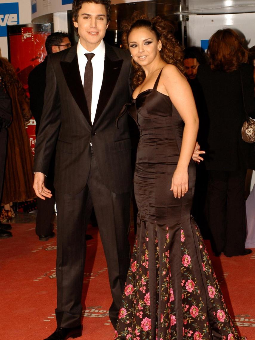 Álex González y Chenoa.